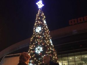 Коледната елха в „Тракия„ грейна под звуците на българските народни танци