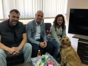 Костадин Димитров награди победител в кампанията „Регистрирай куче и спечели награда“