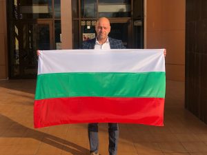 В "Тракия" раздават национални знамена