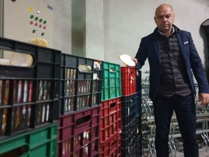 Пакети с храни даряват на болни и възрастни жители на „Тракия”