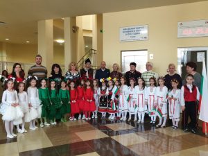 Патриотичен спектакъл за 3-ти март изнесоха в кметството в „Тракия”