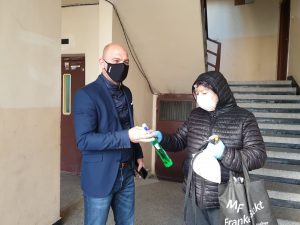 Костадин Димитров раздава дезинфектанти на жилищните блокове в „Тракия”
