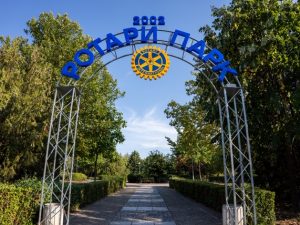 Залесяват алея от червенолистни дръвчета в Ротари парк в „Тракия”