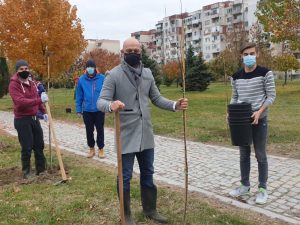 Доброволци засадиха 70 дръвчета в парк в „Тракия”