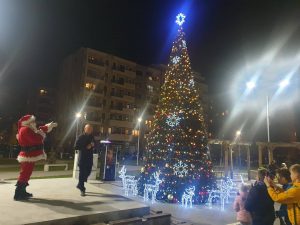 Костадин Димитров символично запали светлините на елхата в „Тракия”