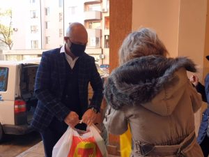 T MARKET дари пакети с храна на хора в нужда