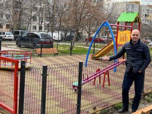 Поредна площадка за игра радва децата на „Тракия”