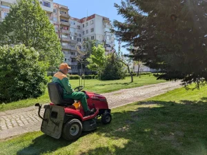 Косене на тревните площи в район „Тракия“ до края на седмицата