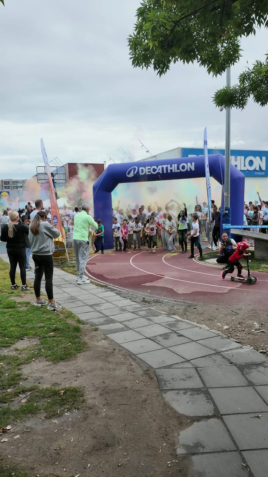 СТОТИЦИ СЕ ВКЛЮЧИХА В DECATLON COLOR RUN В „ТРАКИЯ“!