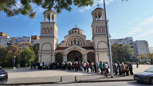 Курбан за здраве беше раздаден в храм „Св. Преображение Господне“ в район „Тракия“ по повод Димитровден