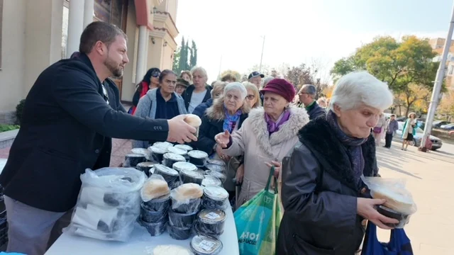 Курбан за здраве беше раздаден в храм „Св. Преображение Господне“ в район „Тракия“ по повод Димитровден